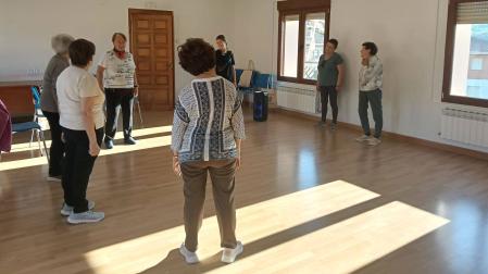 Varias vecinas durante una sesión de ejercicio promovida por el centro de acompañamiento itinerante