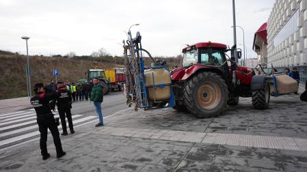 Concentración de agricultores y ganaderos junto a El Sadar antes de la marcha al centro de Pamplona