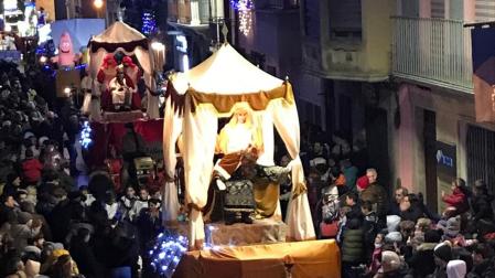Cabalgata de Reyes de Sangüesa 2026 a su paso por la calle Mayor
