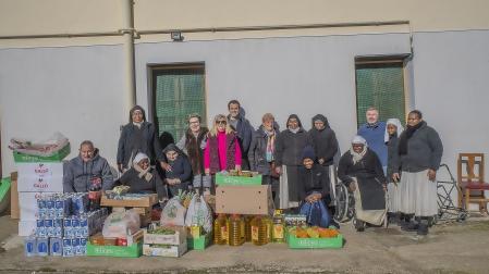Voluntarios de la iniciativa, el alcalde de Sangüesa y la presidenta del Concejo de Rocaforte, con las Comendadoras este jueves