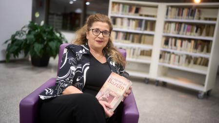 Luz Nogués, posando este jueves con un ejemplar de su novela en la Biblioteca de Navarra.