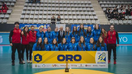Cuerpo técnico y jugadoras celebran el oro
