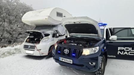 Un coche de la Policía Foral ayuda a arrancar la autocaravana que se había quedado con el motor congelado en Ibañeta