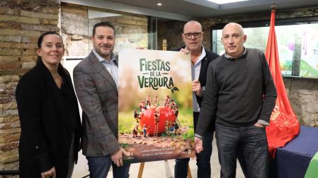 De izquierda a derecha: Irune García, Alejandro Toquero, Celes Sebastián e Ignacio Lizaldre, con el cartel de las XXXII Fiestas de la Verdura de Tudela y la Ribera
