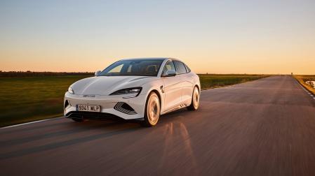 Es rival directo del Tesla Model 3.