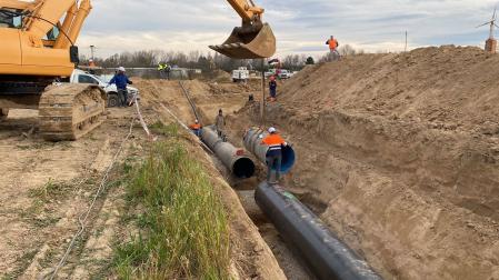 Colocación de la última tubería del ramal del Canal de Navarra que discurre paralelo al cauce del Ega.
