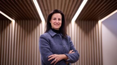 Lorena Sánchez Garraza, directora general de Tanatorios Irache, en la sala de despedidas del centro del barrio pamplonés de San Juan.