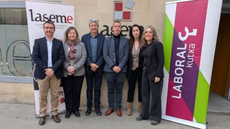 Asistentes a la firma del acuerdo entre LASEME y Laboral Kutxa