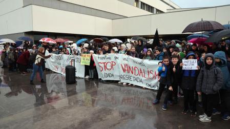 Un momento de la concentración celebrada este viernes en el Colegio Público de Buztintxuri para protestar por los reiterados actos vandálicos sufridos por el centroCEDIDA