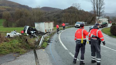 Fotos del accidente mortal ocurrido en Arizkun en el que una persona ha fallecido y varias personas han resultado heridas