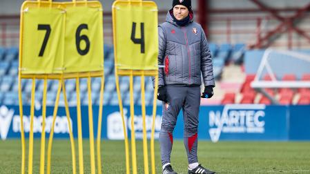 El técnico Alessio Lisci, bien abrigado, dirige el entrenamiento de Osasuna este viernes, 9 de enero, en Tajonar