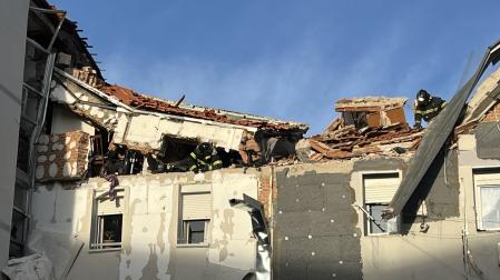 La explosión se ha producido en un edificio de cuatro plantas y ha provocado el colapso del forjado de la cubierta de la última