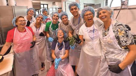 Voluntarios de Matata ayudan las cocineras del centro Sermig de Turín, el pasado verano