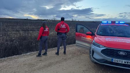 Agentes de la Policía Foral de la comisaría de Tafalla en el lugar donde fue hallado el cuerpo sin vida del desaparecido en Olite
