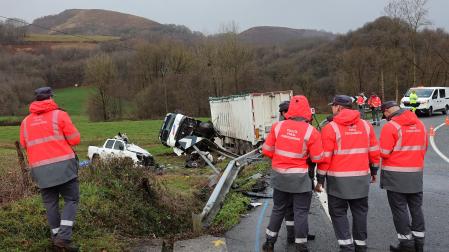Fotos del accidente mortal ocurrido en Arizkun en el que una persona ha fallecido y tres personas han resultado heridas