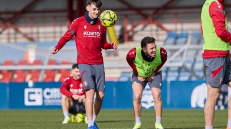Bromas entre Aimar Oroz y Kike Barja