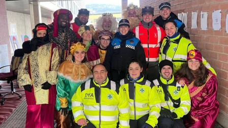 Los Reyes Magos y sus pajes en Buztintxuri con agentes de policía y el equipo de la DYA