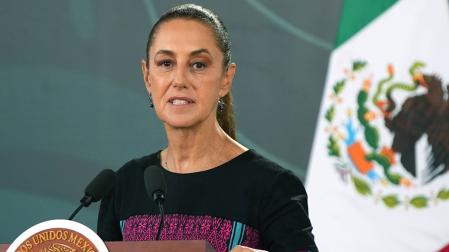 La presidenta de México, Claudia Sheinbaum, habla durante una rueda de prensa este viernes