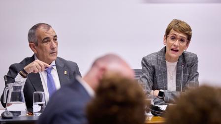 El consejero Óscar Chivite y la presidenta María Chivite, en un momento de la comisión sobre Belate en el Parlamento
