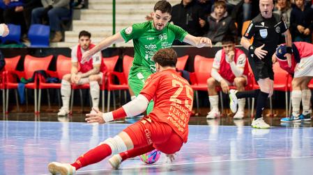 El cierre de Osasuna Magna Juanpi Cuello se presenta ante Mati Starna, portero de O'Parrulo, protagonista de su equipo