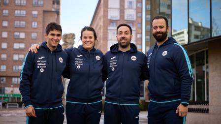 Álvaro Caro (preparador físico), Eli Arrechea (fisioterapeuta), Fernando Gurich (seleccionador) y Pablo Galech (ayudante), los navarros de la selección absoluta de Eslovaquia en Pamplona