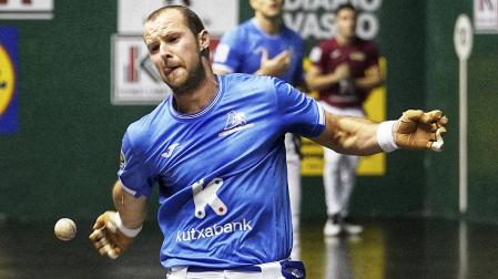 Aitor Elordi golpea a la pelota en un partido anterior del Campeonato de Parejas