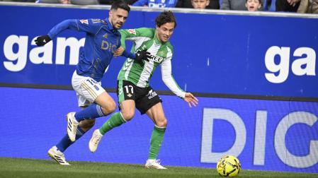El centrocampista del Real Betis Rodrigo Riquelme disputa un balón con el centrocampista del Oviedo Josip Brekalo.