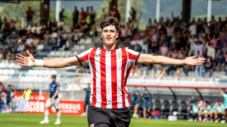 Manex Lozano, en un partido con el Athletic juvenil de esta temporada