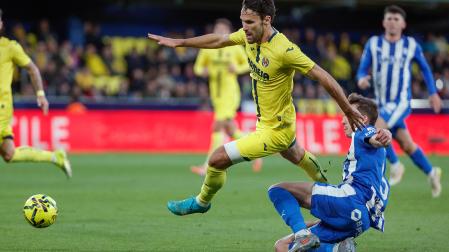 El centrocampista del Villarreal Santiago Comesaña pelea un balón ante el defensa del Alavés Jon Pacheco