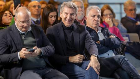 El presidente del PP, Alberto Núñez Feijóo, junto al secretario general del partido, Miguel Tellado, y el vicesecretario de Política Autonómica y Municipal y Análisis Electoral del PP, Elías Bendodo, durante la reunión interparlamentaria del Partido Popular en A Coruña.