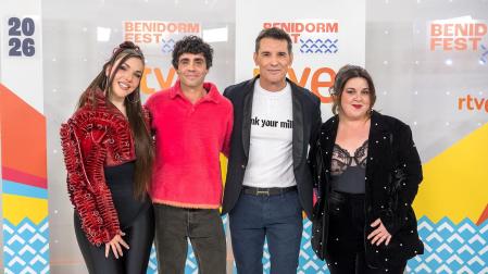 Javier Ambrossi (segundo por la izquierda), junto a Inés Hernand, Jesús Vázquez y Lalachus, presentadores del Benidorm Fest 2026