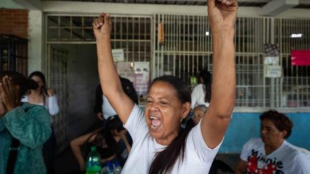 Una familiar de presos políticos reacciona frente al centro penitenciario Rodeo este sábado, en Zamor,  estado de Miranda (Venezuela)