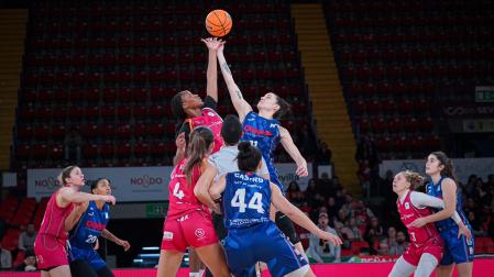 Julieta Mungo en el salto inicial frente al Cajasol Sevilla