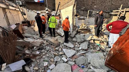 Servicios de emergencia inspeccionan el lugar de la explosión