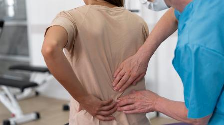 Una paciente en consulta con dolor lumbar