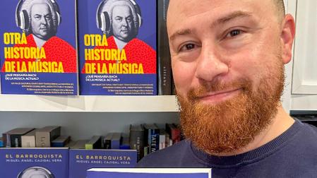 El historiador del arte y divulgador Miguel Ángel Cajigal junto a su último libro