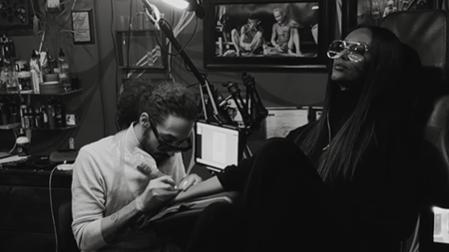 Iman, durante la sesión con el tatuador