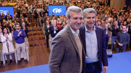 El presidente del PP, Alberto Núñez Feijóo (d), acompañado por el presidente del PP de Galicia y presidente de la Xunta, Alfonso Rueda (i)