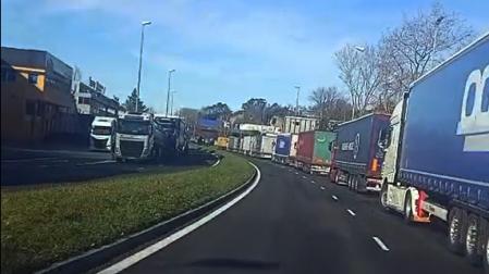 El cierre del peaje de Biriatou por protestas de agricultores en Francia salpica a la carretera nacional en las inmediaciones de Behobia
