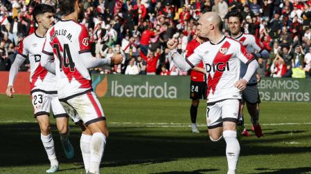 Isi Palazón celebra junto a sus compañeros el gol anotado de penalti
