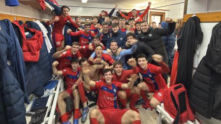 La Mutilvera celebra su triunfo en el vestuario de La Salera