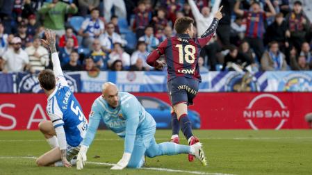 El delantero del Levante Iker Losada celebra tras marcar el 1-1 durante el partido de la jornada 19 de LaLiga EA Sports entre Levante UD y RCD Espanyol