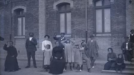 Pamploneses observan el eclipse de 1905 a través de esos pequeños espejos ahumados que en muchos casos se autofabricaban