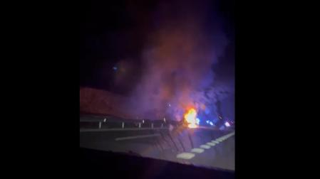El vehículo ha quedado ardiendo en la mediana, en la A-12, sentido Estella