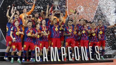 Los jugadores del Barcelona levantan el trofeo de la Supercopa de España.