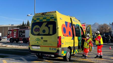 Una ambulancia y un camión de bomberos en una imagen de archivo