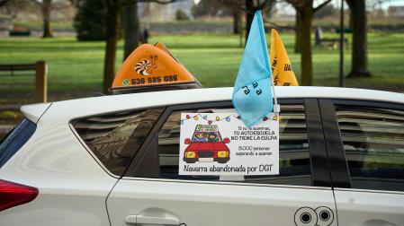 Fotos de la protesta de las autoescuelas de Navarra por las calles de Pamplona