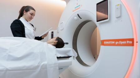 El nuevo TAC permite a los técnicos manejar el equipo en el interior de la sala acompañando durante más tiempo al paciente mejorando así su experiencia y reduciendo el estrés y nerviosismo que pueda tener.