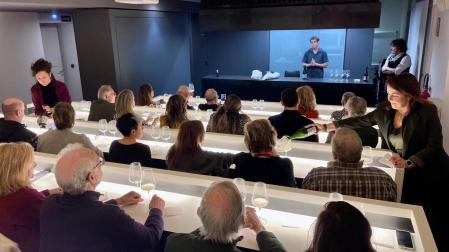 Los suscriptores de Diario de Navarra, durante la cata de vinos de San Martín de Unx integrada en la experiencia Maridaje Vino y Arte, en la sala de catas de la sede de Diario de Navarra en la calle Zapatería.