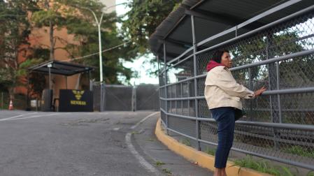 Una persona espera frente a la cárcel El Rodeo este lunes, en Caracas (Venezuela), uno de los centros penitenciarios de los que ha salido alguno de los presos.